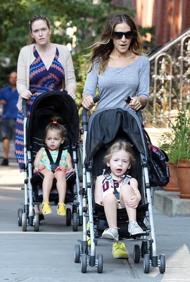 Sarah Jessica Parker e suas gêmeas, Tabitha e Marion, em tarde de passeio por Nova York, Estados Unidos