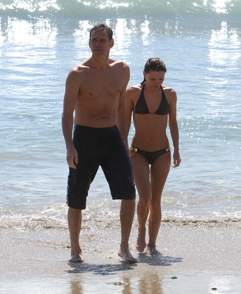 Jim Carrey curte novo affaire em praia de Los Angeles, Estados Unidos