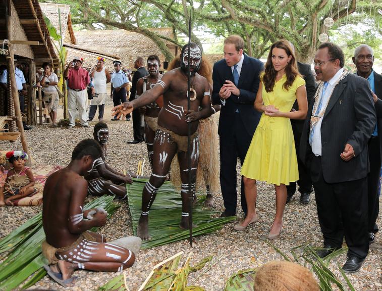Kate Middleton e Príncipe William visitam tribo nas Ilhas Salomão
