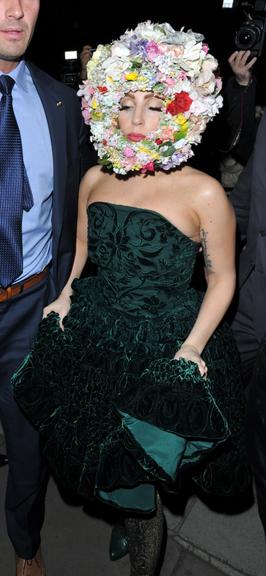 Lady Gaga aparece com flores na cabeça em Londres, na na Inglaterra