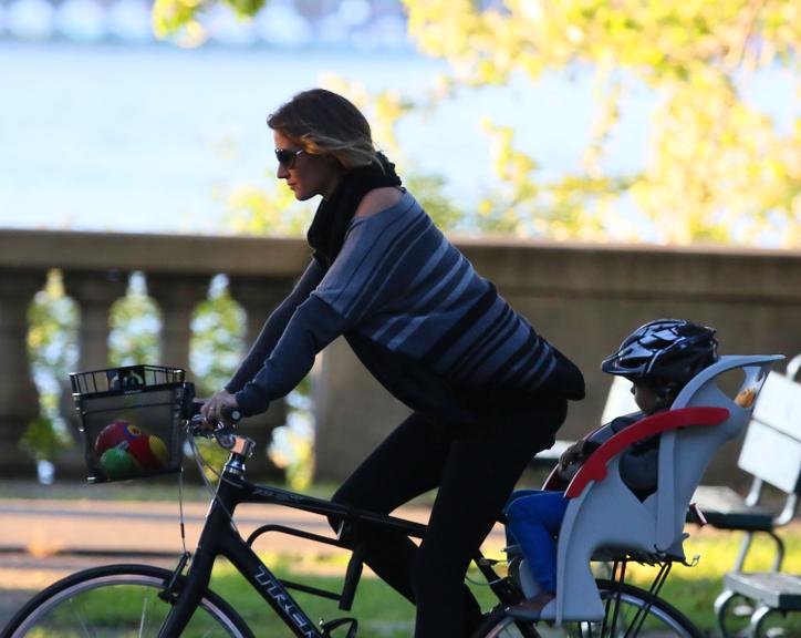 Gisele Bündchen faz passeio de bicicleta com o pequeno Benjamin em Boston, Estados Unidos