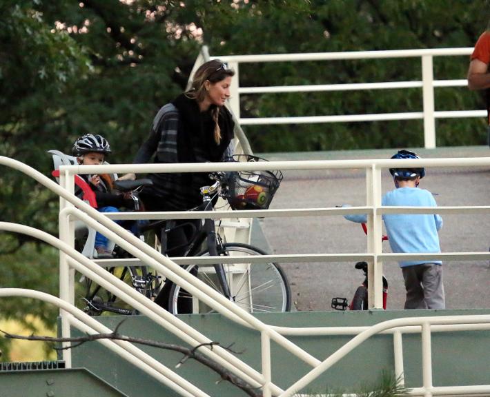 Gisele Bündchen faz passeio de bicicleta com o pequeno Benjamin em Boston, Estados Unidos