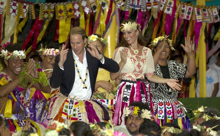 Príncipe William e Kate Middleton vestem saias e dançam em Tuvalu, na Polinésia
