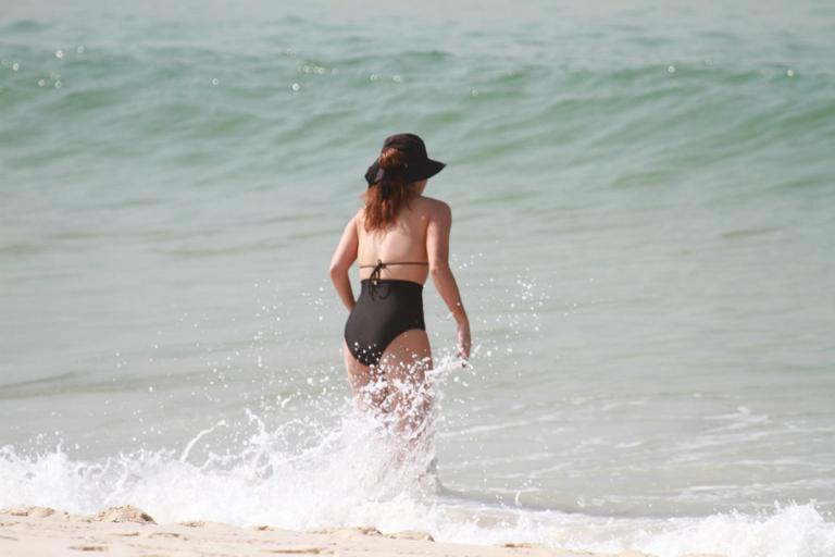 Giovanna Antonelli: biquíni comportado para dia de praia com as gêmeas