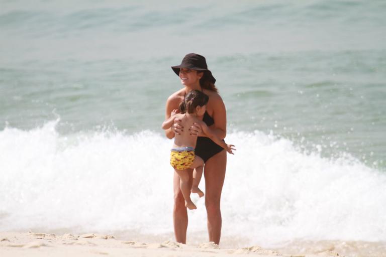 Giovanna Antonelli: biquíni comportado para dia de praia com as gêmeas
