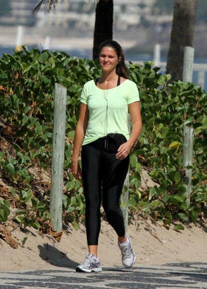 Daniella Sarahyba se exercita pela orla da praia de Ipanema, Rio de Janeiro