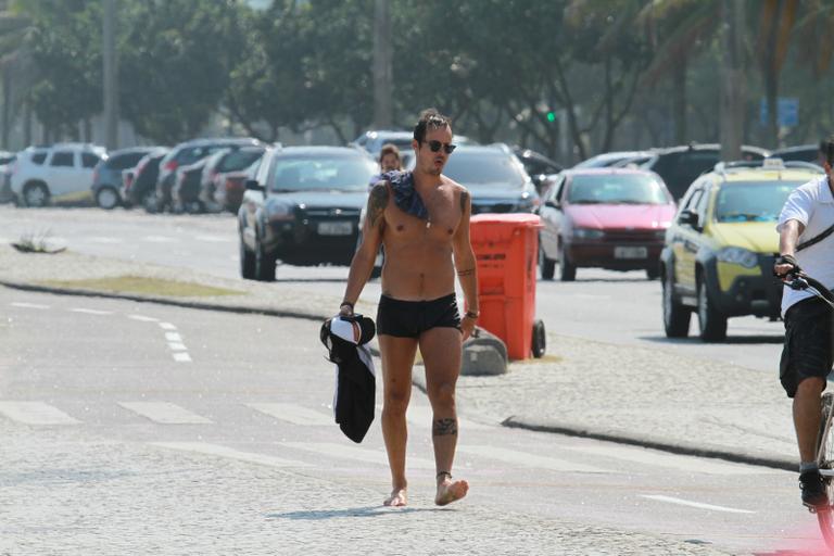Paulinho Vilhena curte praia da Barra da Tijuca, Rio de Janeiro