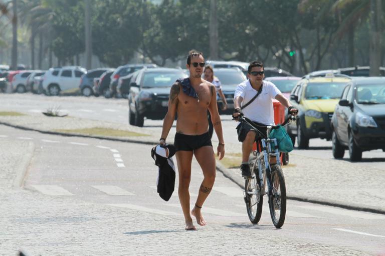 Paulinho Vilhena curte praia da Barra da Tijuca, Rio de Janeiro