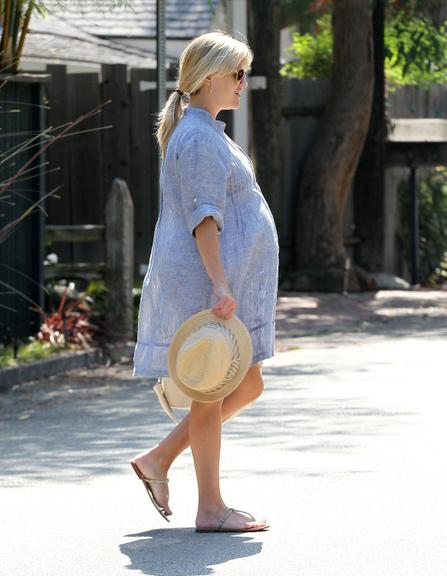 Grávida do terceiro filho, Reese Witherspoon mostra barrigão na Califórnia, Estados Unidos