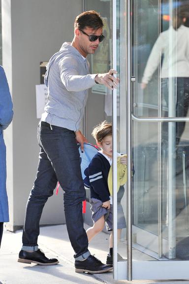 Ricky Martin leva gêmeos à escola em Nova York, nos Estados Unidos