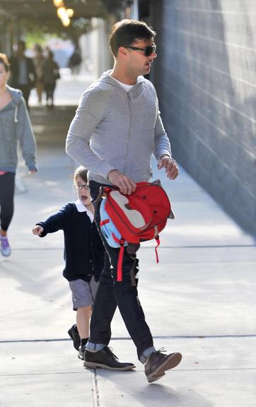 Ricky Martin leva gêmeos à escola em Nova York, nos Estados Unidos
