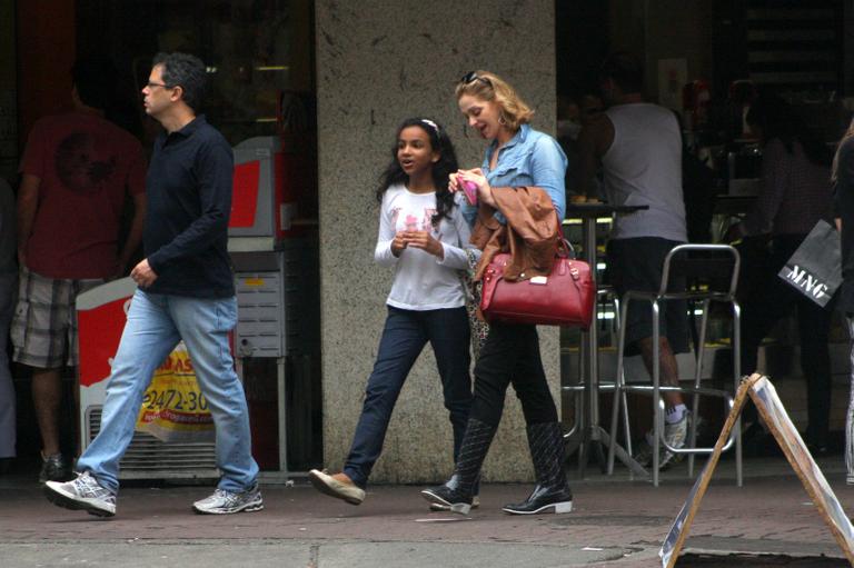 Alexandra Richter passeia em Ipanema com o marido Ronaldo Braga e a filha Gabriela