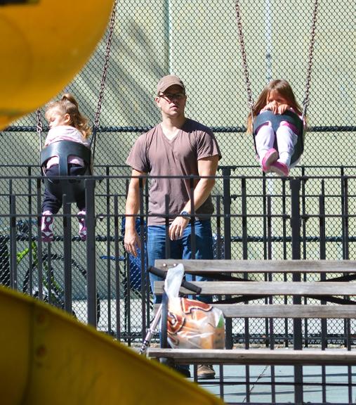 Matt Damon leva suas garotas para passear em parque de Nova York, Estados Unidos