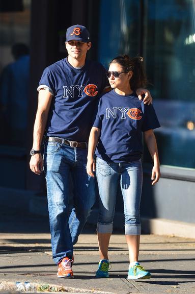 Ashton Kutcher e Mila Kunis passeiam com roupas idênticas