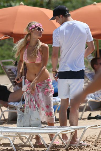 Paris Hilton curte novo affaire, o modelo espanhol River Viiperi, no Havaí, Estados Unidos