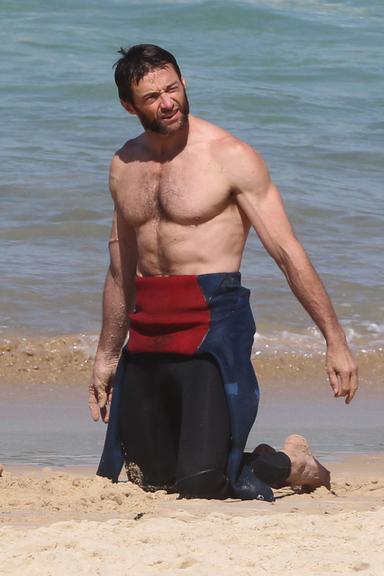 Hugh Jackman curte praia australiana ao lado da família