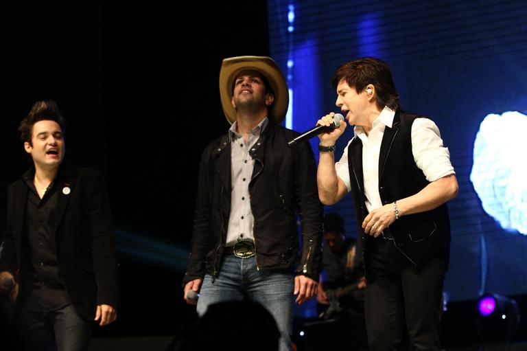 Chitãozinho Xororó cantam com Fernando e Sorocaba em evento beneficente