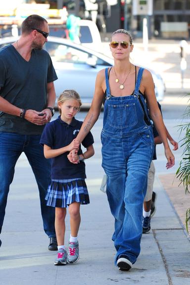 Ao lado do namorado, Martin Kristen, Heidi Klum busca filhos na escola