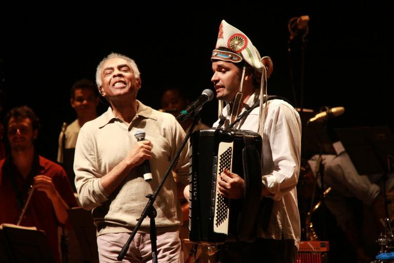 Gilberto Gil se apresenta com flautistas no Rio