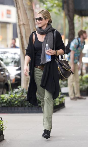 O look de Jennifer Aniston para um dia de passeio