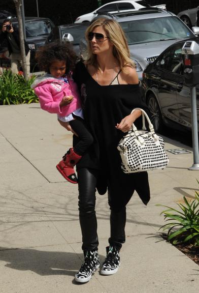 O look de Heidi Klum para levar a filha às compras