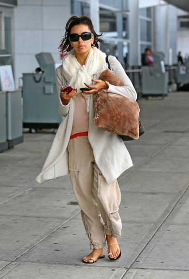 O look de Eva Longoria no aeroporto