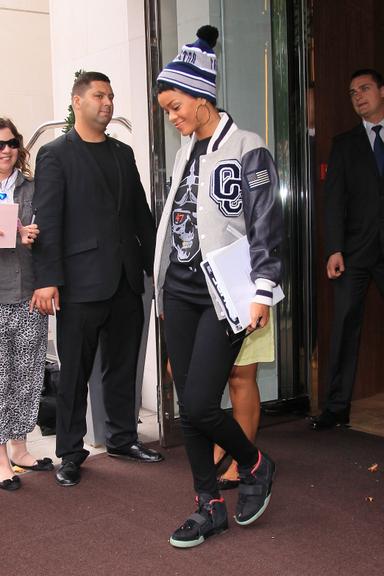 O look de Rihanna no aeroporto