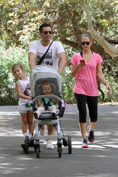 Ao lado da família, Jessica Alba se exercita em Beverly Hills, Los Angeles