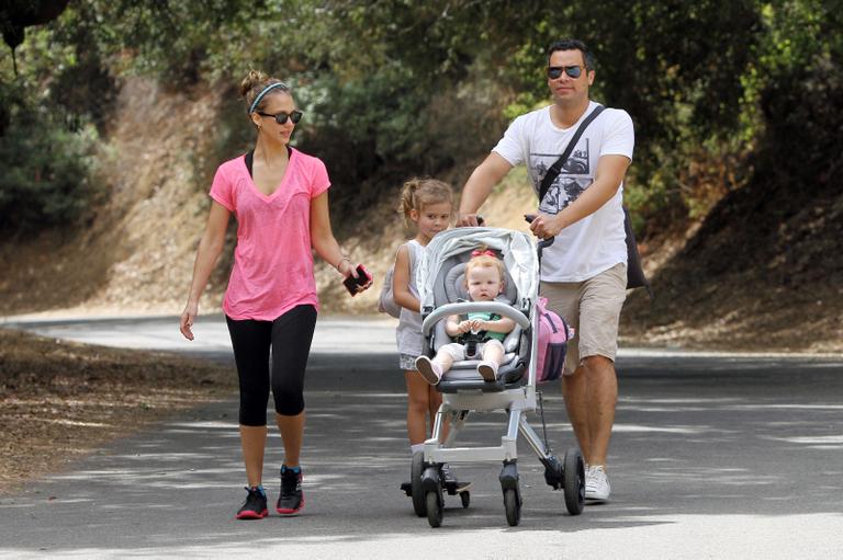 Ao lado da família, Jessica Alba se exercita em Beverly Hills, Los Angeles