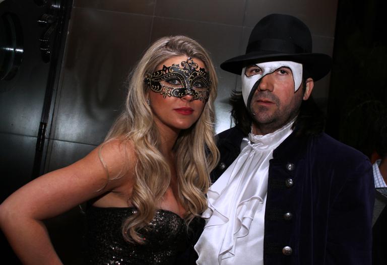 Íris Stefanelli e o namorado Tony Mendes curtem baile de máscaras em São Paulo