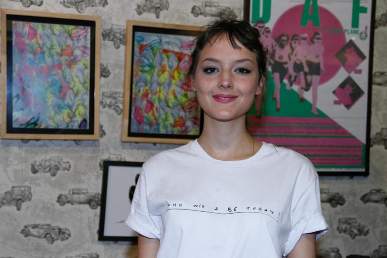 Mallu Magalhães lança coleção de camisetas em São Paulo