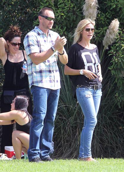 Heidi Klum leva o namorado, Martin Kristen, para acompanhar jogo de futebol de um de seus filhos, em Los Angeles