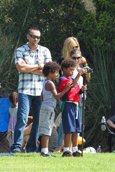 Heidi Klum leva o namorado, Martin Kristen, para acompanhar jogo de futebol de um de seus filhos, em Los Angeles