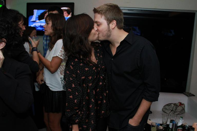 Fábio Porchat ganha beijo da esposa Patrícia Vasquez na festa de estreia da série 'Meu Passado Me Condena'