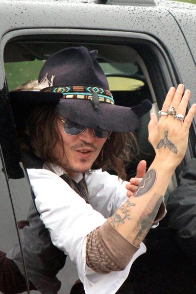 Ator Johnny Depp faz visita surpresa à tribo em Oklahoma, nos Estados Unidos