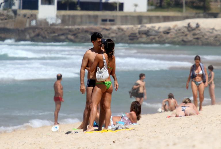 Eduardo Moscovis e Cynthia Howlett namoram na praia