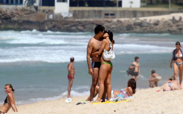 Eduardo Moscovis e Cynthia Howlett namoram na praia