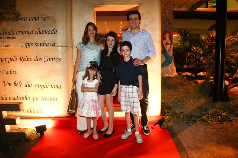 Celso Portiolli com a esposa Suzana e os filhos Laura, Pedro Henrique e Luana