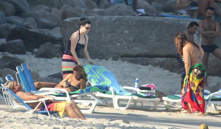 Amy Lee, do Evanescence, curte praia no Rio