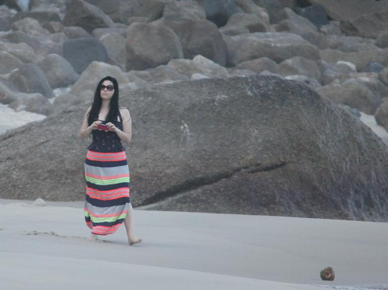 Amy Lee, do Evanescence, curte praia no Rio