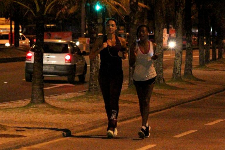 Débora Nascimento corre na orla carioca com uma amiga