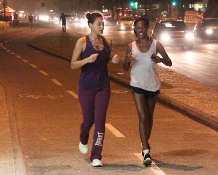 Débora Nascimento corre na orla carioca com uma amiga