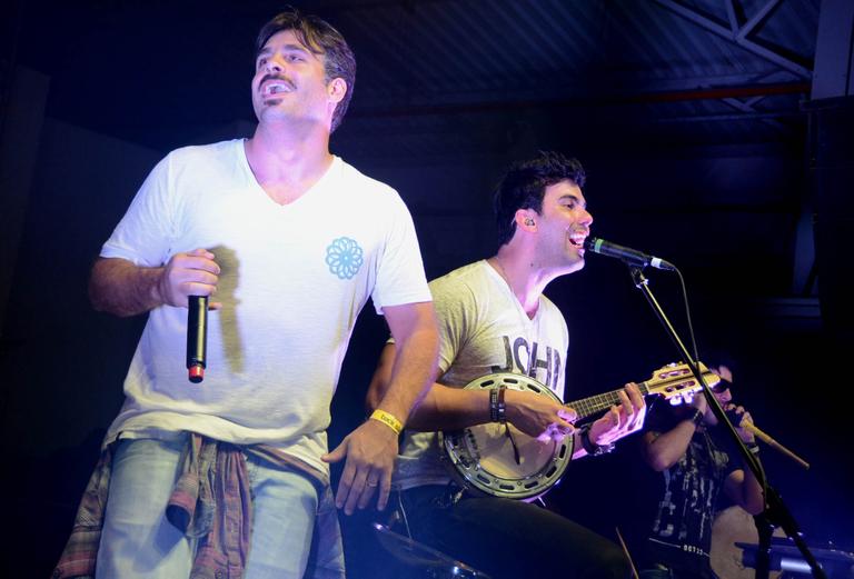 Raoni Carneiro faz participação no show da banda Oba Oba Samba House em Niterói