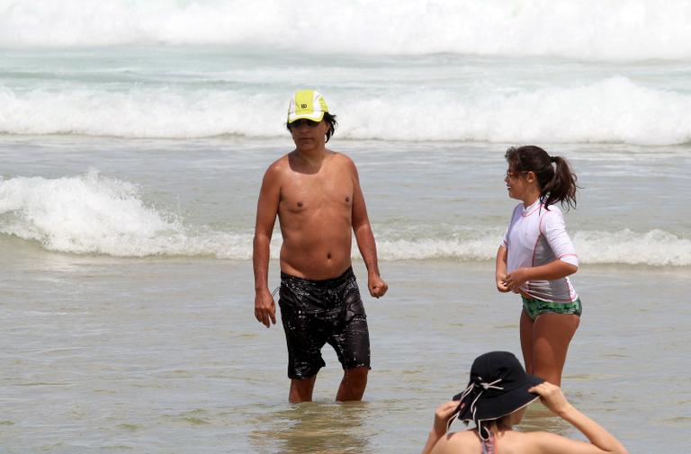 Tom Cavalcante em dia de praia com a família