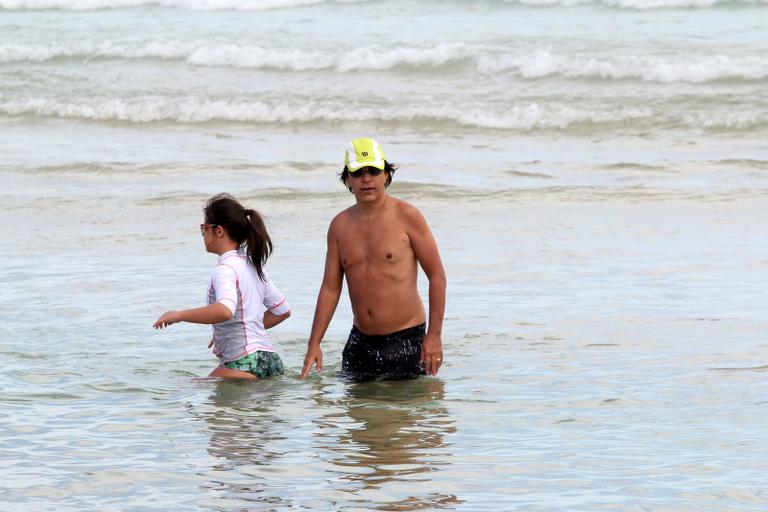 Tom Cavalcante em dia de praia com a família