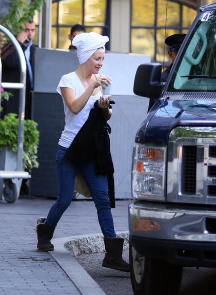 Atriz norte-americana Kate Hudson chega em set de gravações de Boston, nos Estados Unidos, com toalha na cabeça