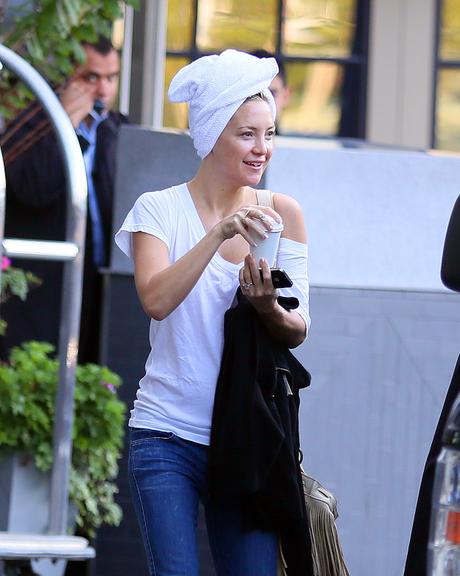 Atriz norte-americana Kate Hudson chega em set de gravações de Boston, nos Estados Unidos, com toalha na cabeça
