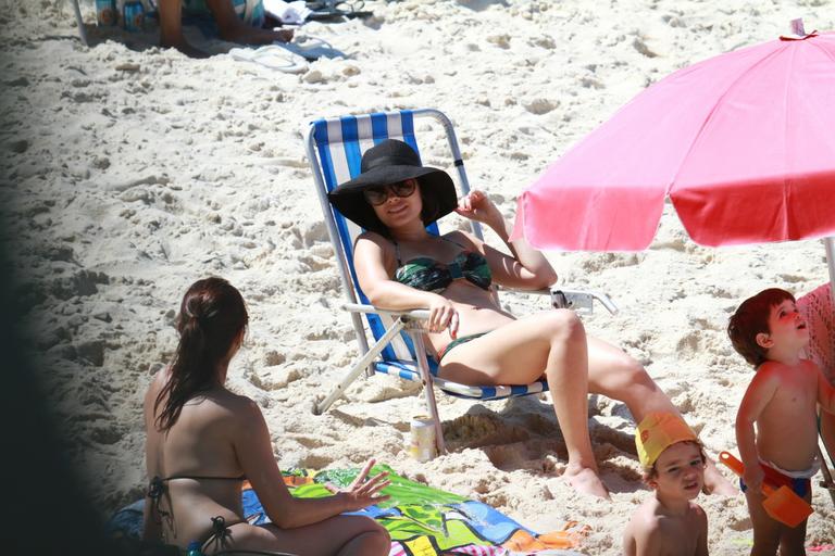 Vanessa Giácomo: tarde animada na praia com amigos e os filhos Raul e Moisés