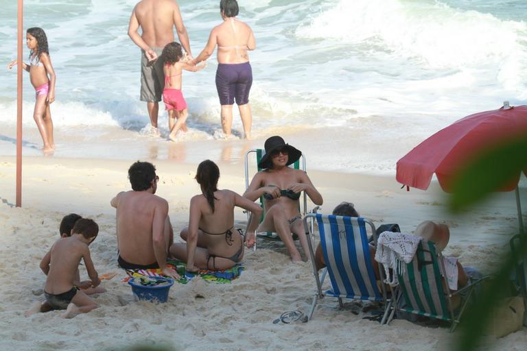Vanessa Giácomo: tarde animada na praia com amigos e os filhos Raul e Moisés