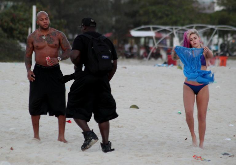 Flo Rida e seus amigos em praia carioca